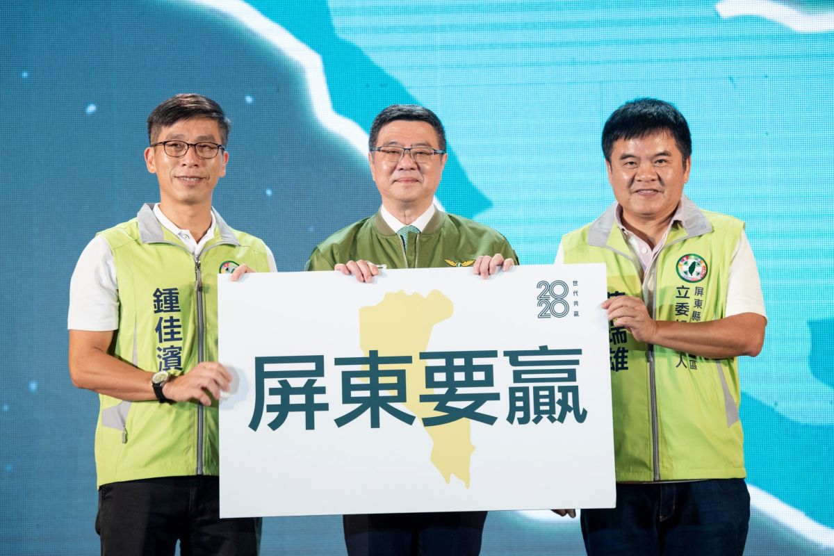 ▲民進黨立委鍾佳濱與莊瑞雄在全代會上與黨主席卓榮泰合影。（圖／翻攝自鍾佳濱臉書）