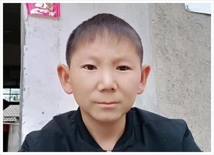 ▲中國湖北34歲男子看起來仍像不到10歲的孩童。（圖／翻攝網路）