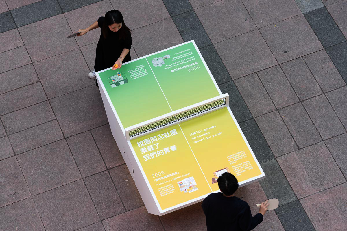 現場可以看到TAIPEI六個立體大型裝置，每個裝置都有其特別的互動方式，包含桌球、座椅、攀岩、書櫃以及拍照背板，也建議民眾依照TAIPEI字樣閱讀故事，更能完整的認識臺北同志公民運動的歷程。（圖／婚姻平權大平台提供）