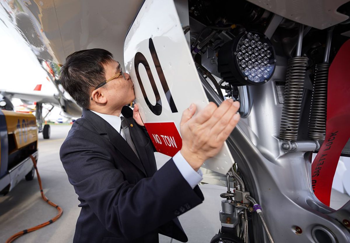 ▲星宇航空董座張國煒熱情親吻新機。（圖／翻攝「星宇航空」臉書）
