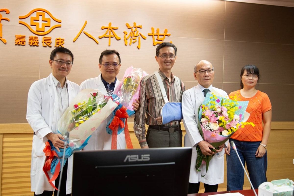 ▲在大陸每天自費新台幣1萬多元醫療費，却連洗澡都没熱水，醫治13天連氣胸都没改善，曾先生（中）感謝嘉義長庚醫療團隊、感謝台灣醫療的高品質。（圖／長庚醫院提供）