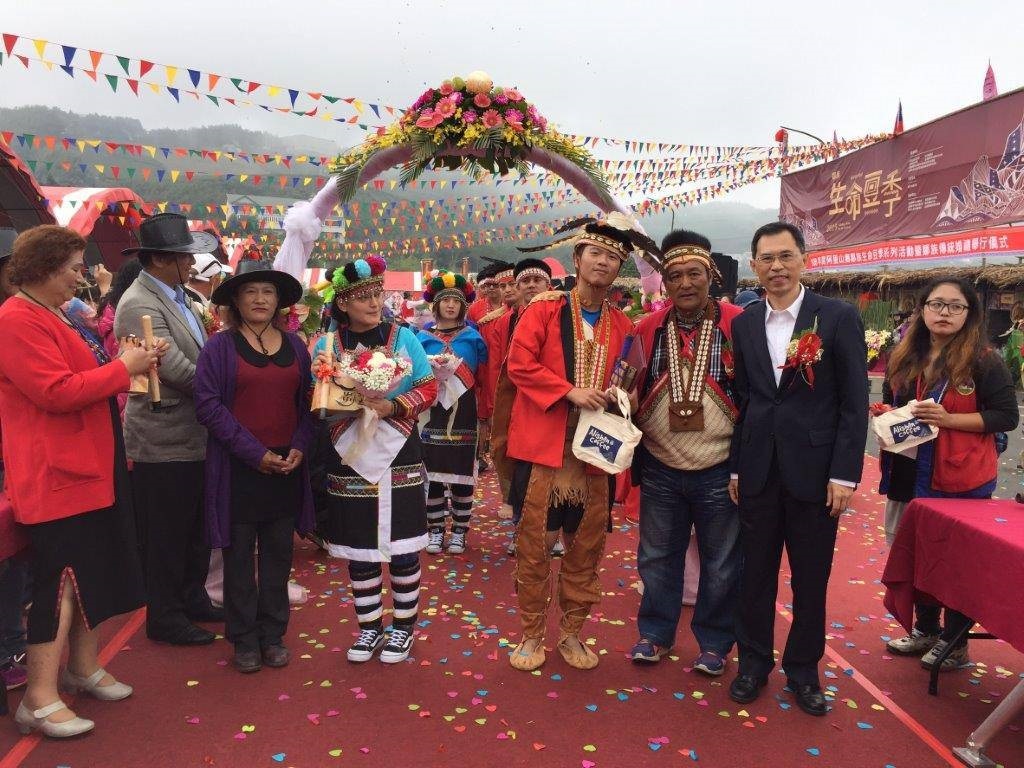 ▲嘉義縣警察局波麗士大人沈凱旭(左4)與阿里山鄒族特富野社汪家公主汪詩涵(左5)，參加阿里山鄉公所舉辦的「生命豆祭」見證真情完成婚約。（圖／嘉義縣警察局提供）