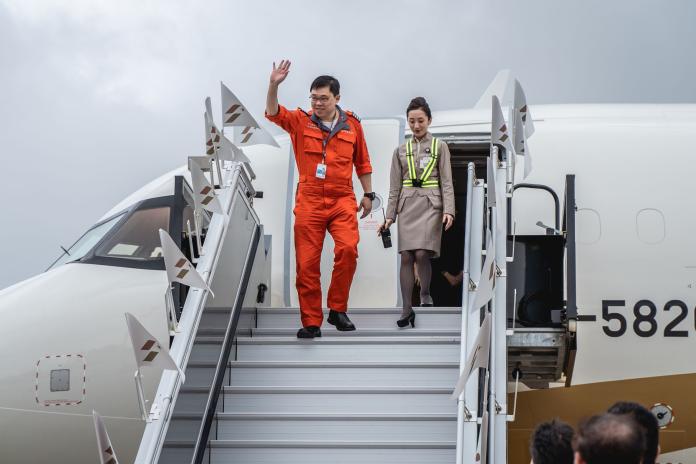 ▲星宇航空首架 A321neo 客機由董事長張國煒親自駕駛，今（ 28 ）日上午 11:20 降落於桃園國際機場。（圖／星宇航空）