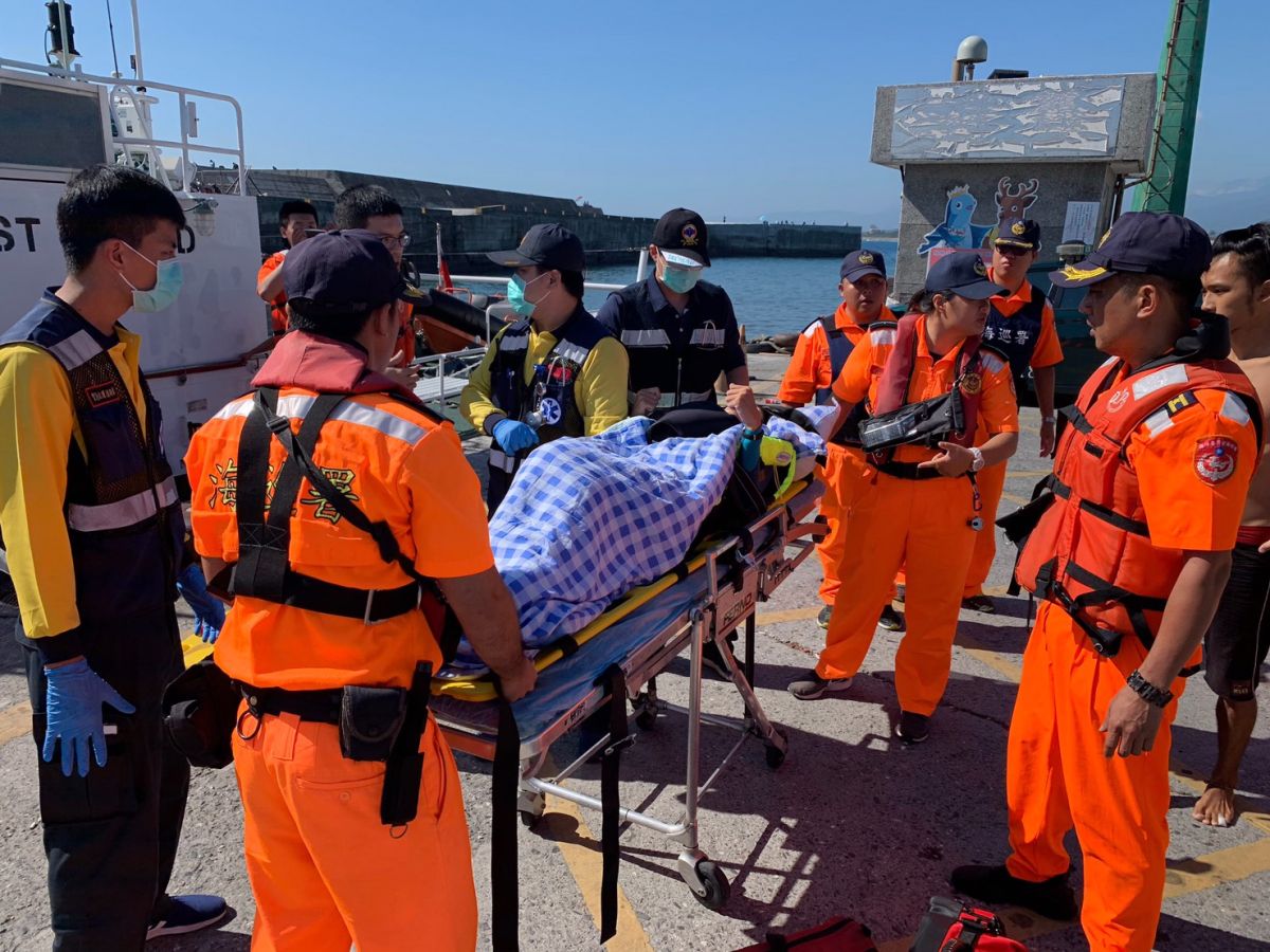 ▲台東縣東河鄉無名橋上午發生1名女性衝浪客，疑似體力不支受困在外海等待救援。（圖／第一三岸巡隊提供）