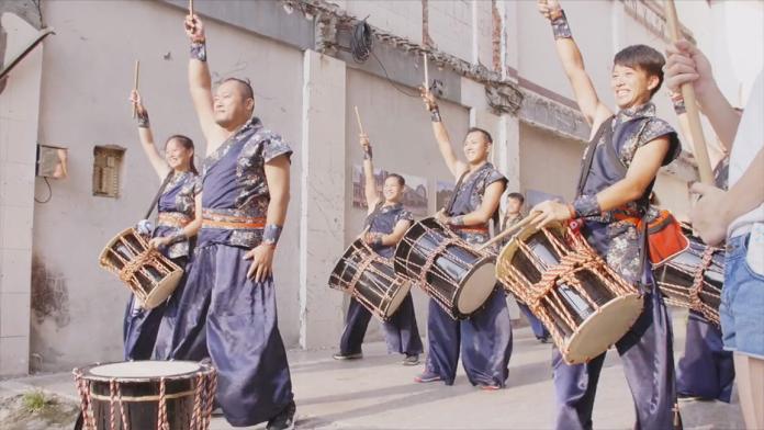 「返鄉路上」紀錄一群熱血的鹿港青年,發起一系列「保鹿運動」,讓青年看見自己家鄉