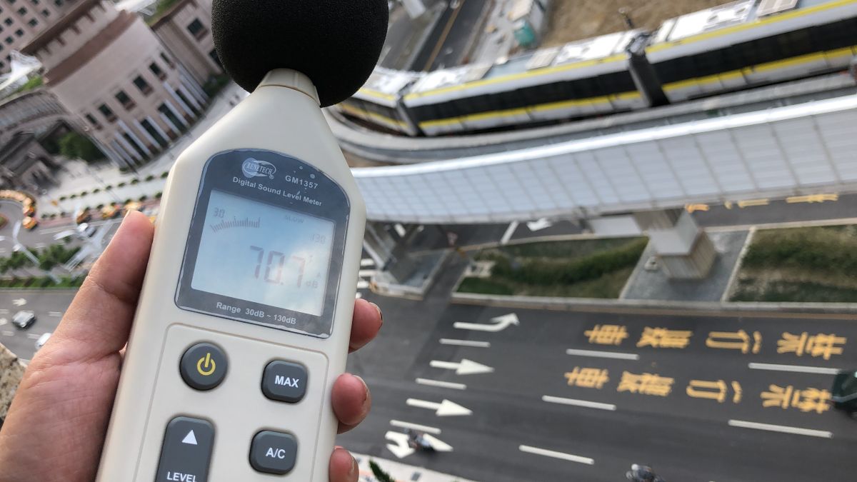 ▲議員總質詢時建議市府，在環住線捷運加裝「輕量型」全罩或半罩的隔音設施。（圖／新北市捷運局提供）