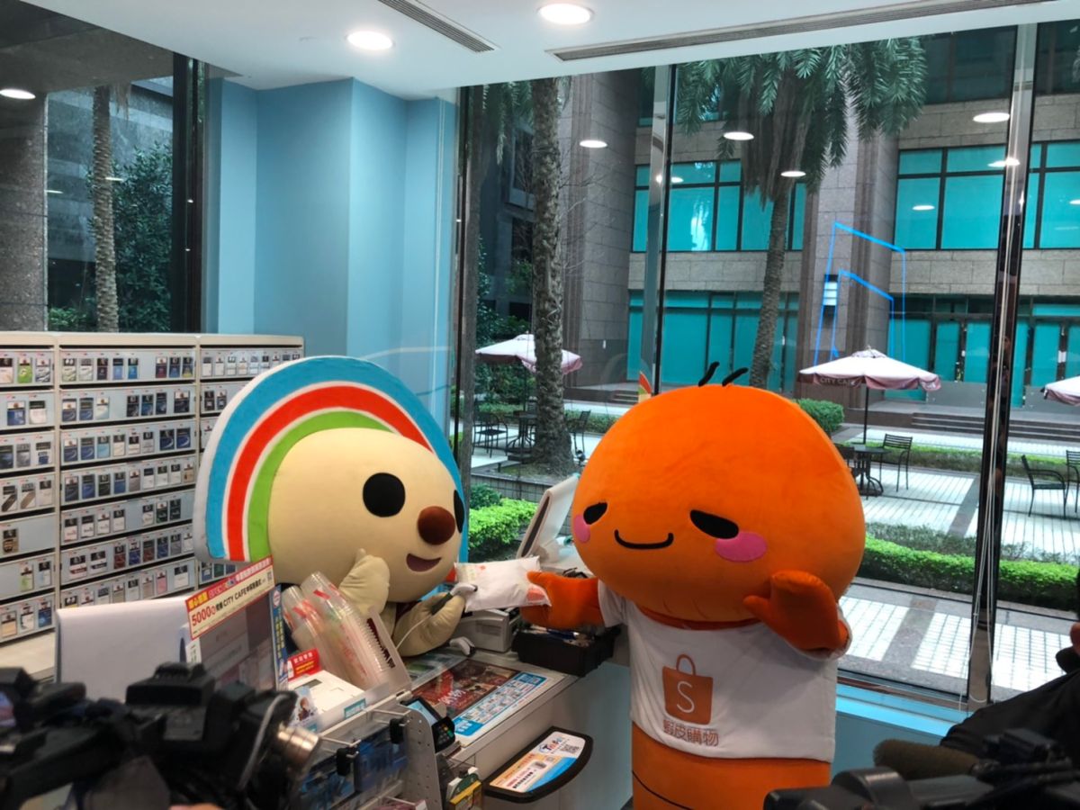 ▲蝦皮購物與711攜手推出「減塑環保寄件袋」。（記者趙毓琪攝）