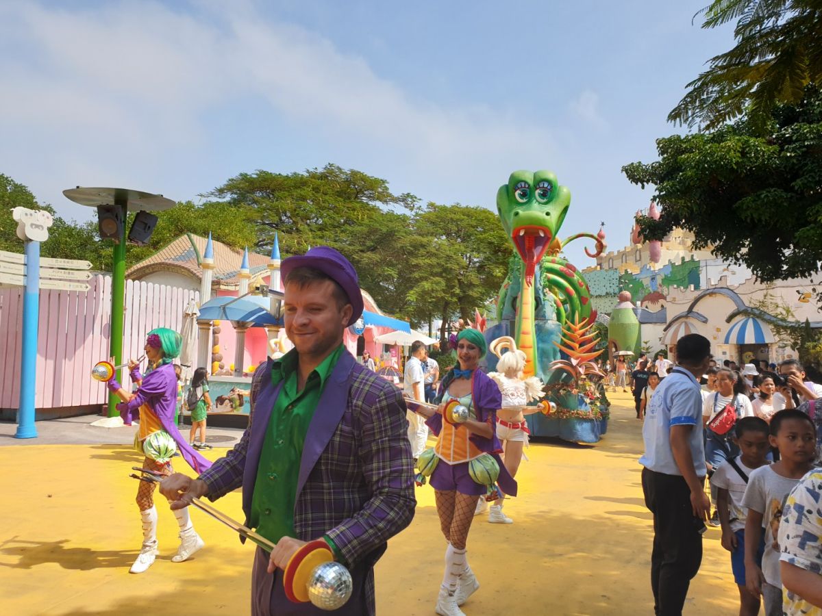 ▲麗寶樂園探索園區每天安排花車遊行及歌舞表演，歡樂處處（圖／金武鳳攝，2019.10.28)