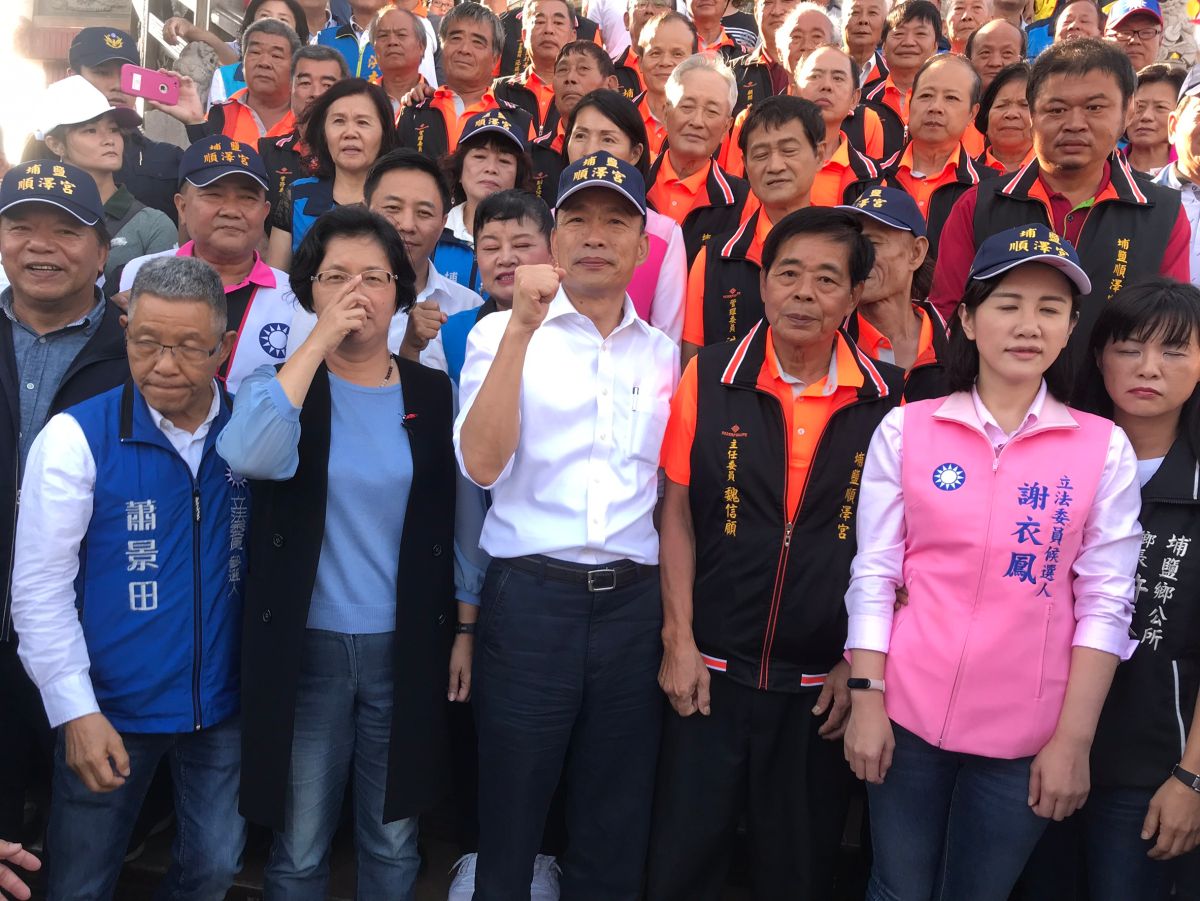 ▲順澤宮因挪威籍鐵人三項好手艾威戴帽奪冠而爆紅，韓國瑜比原定行程提早約5分鐘抵達順澤宮參拜，韓國瑜也接受廟方的贈帽，他當場戴上。（圖／記者陳雅芳攝，2019.10.28）