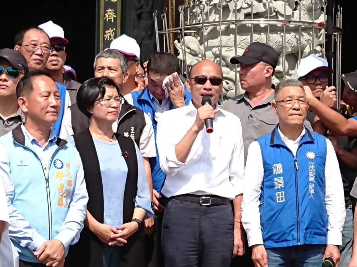▲韓國瑜近中午時抵達社頭鄉天門宮參拜，在韓國瑜到之前，彰化縣長王惠美也到場等待，並陪著參拜。（圖／記者陳雅芳攝，2019.10.28）