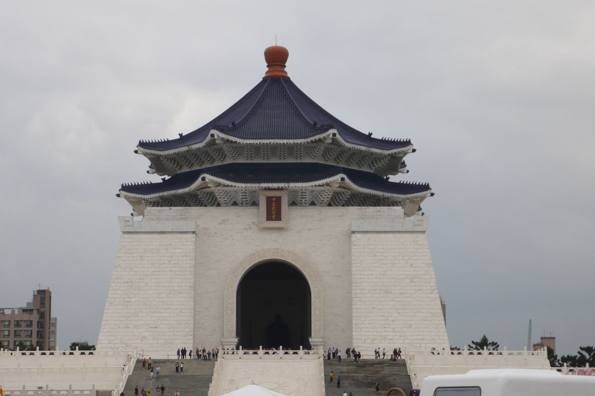 ▲政府推行轉型正義後，每到10月下旬中正紀念堂經常遭遇獨派分子以激進手段抗議。（圖／記者呂炯昌攝）