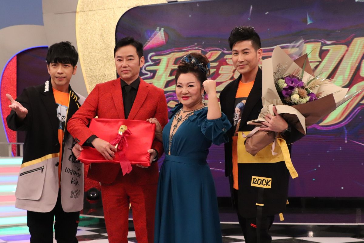 ▲東諺、阿文送上花束和金色麥克風給白冰冰和陽帆。（圖／中視提供）