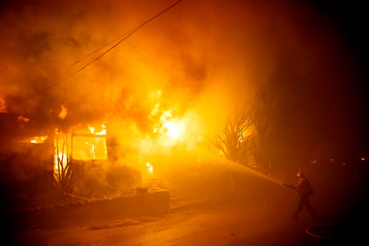 ▲美國加州近日野火肆虐，當地時間 28 日凌晨又再爆發新 1 起野火。（圖／美聯社／達志影像）