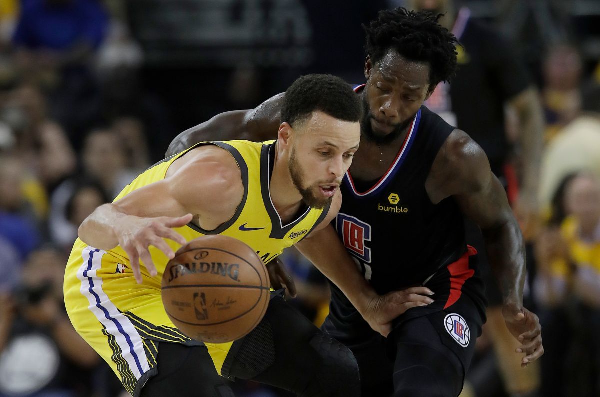 勇士球星Stephen Curry遭到快艇後衛Patrick Beverley嚴防。（圖／美聯社／達志影像）