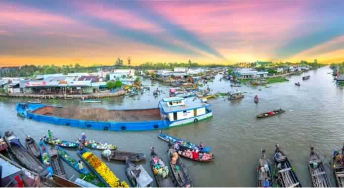 位於越南芹苴市（Cần Thơ）附近的丐冷水上市集（Cai Rang Floating Market）肯定能讓喜愛水上市集文化的你，流連忘返。（圖／Shutterstock）