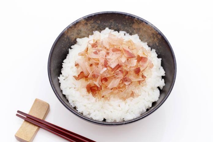 日本飲食常常會撒上魚或肉製的調味料，讓素食者不易辨識是否含有肉類，例如：許多湯品、白飯、麵食都會灑上鰹魚製成的柴魚片。（Shutterstock）