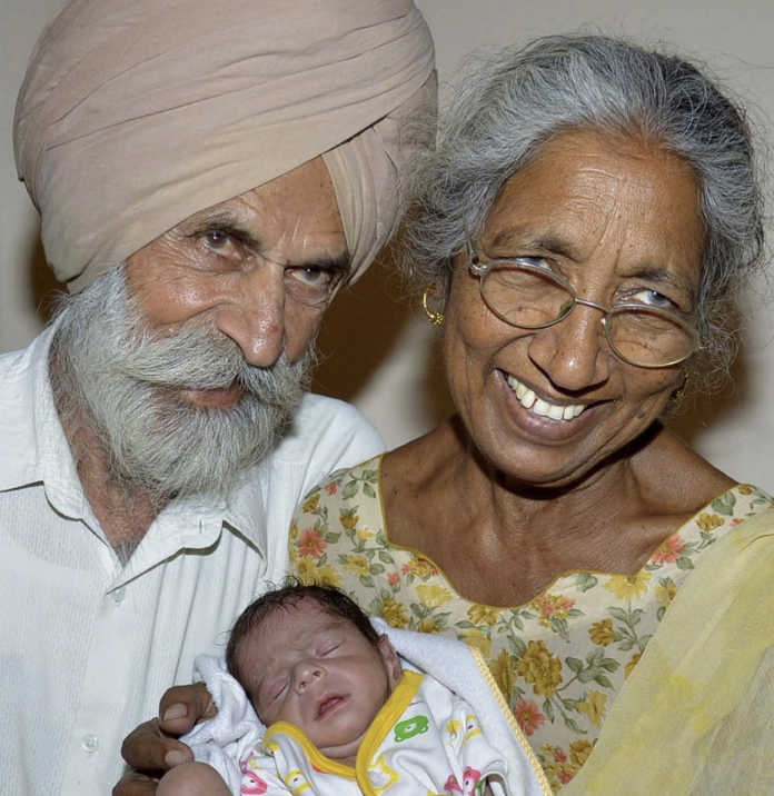 2016年一名72歲印度老婦卡爾（Dalijinder Kaur）和79歲先生吉爾（Mohinder Singh Gill）成功透過人工受孕產下一子，而卡爾也成為全球最高齡產婦。（IG:bbcafrique）