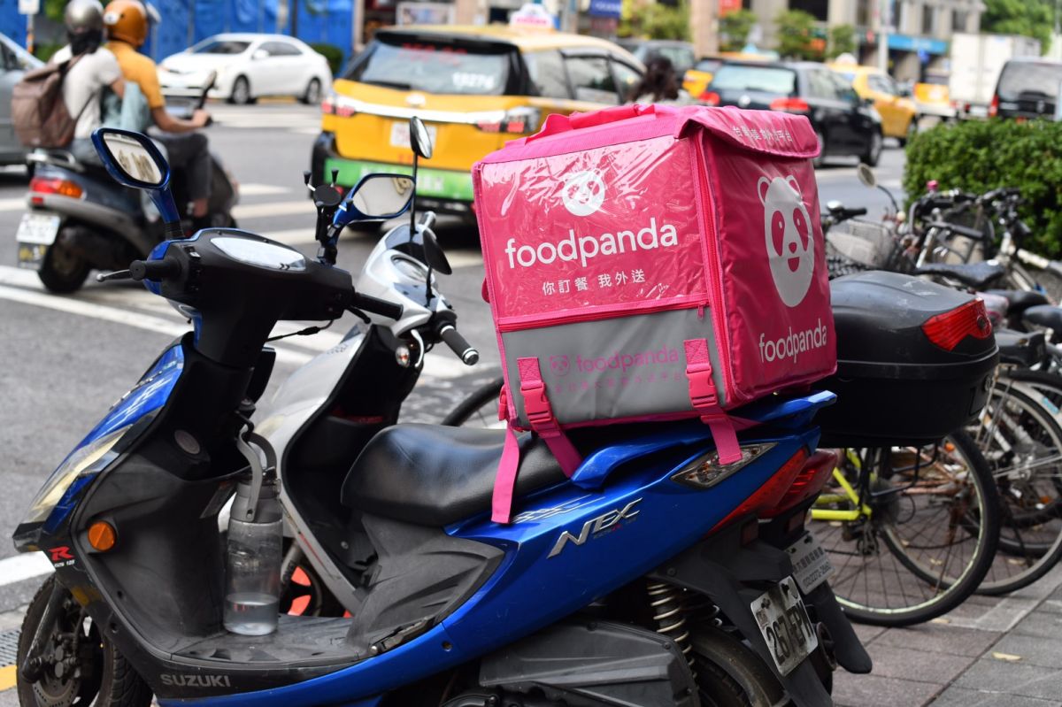 ▲外送平台崛起，路上可以常常看見外送員身影。（圖／NOWnews資料照片）