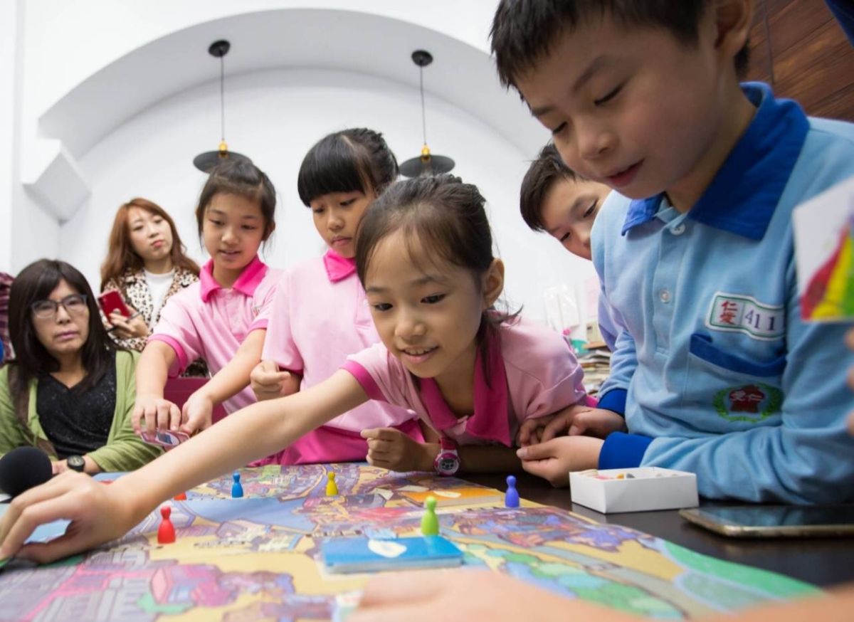 ▲鼓勵青年學子了解基隆歷史文化，基隆市文化局開發製作「大基隆小時光」桌遊，今年與教育處合作，將這款桌遊送入校園。（圖/基隆市政府提供）