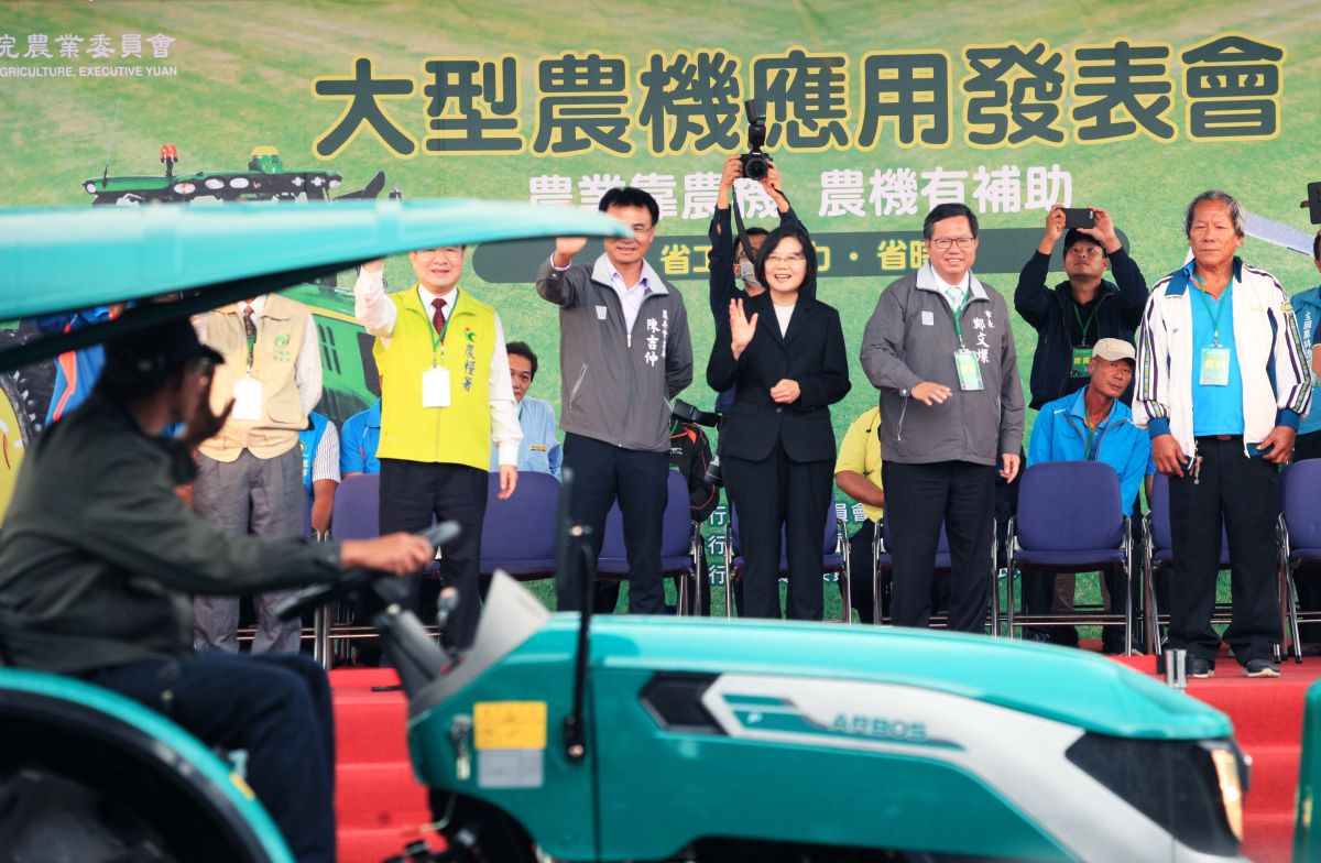 ▲蔡英文指出，政府絕對要帶領農業走向智慧化，自動化升級創新，宣布推出大型農機補助方案，來做農友最有利幫助，這次投入8億元補助曳引機等大型農機項目。（圖／記者李春台攝, 2019.10.29）