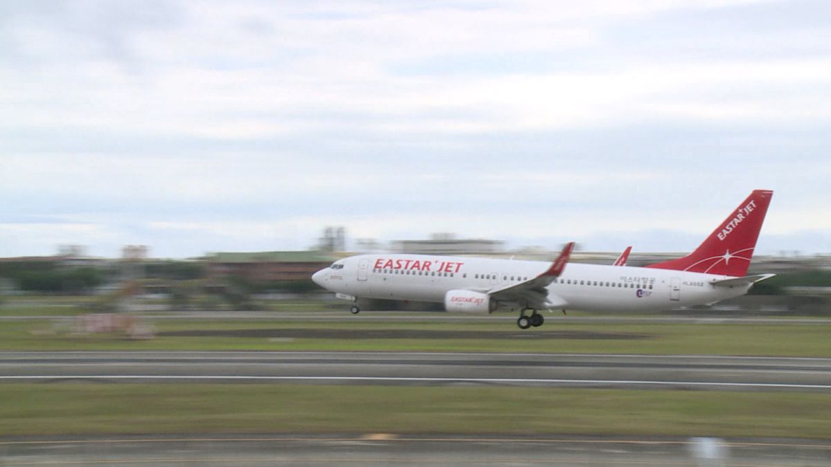 ▲花蓮直飛韓國仁川定期航班首航在今天上午抵達，由易斯達航空負責，737-800型號班機，載運189位韓團旅客。（圖／記者鄭志宏攝）