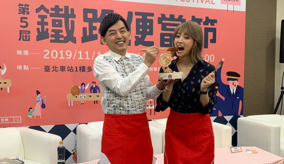 ▲黃子佼和阿喜出席記者會。（圖／交通部台灣鐵路管理局）