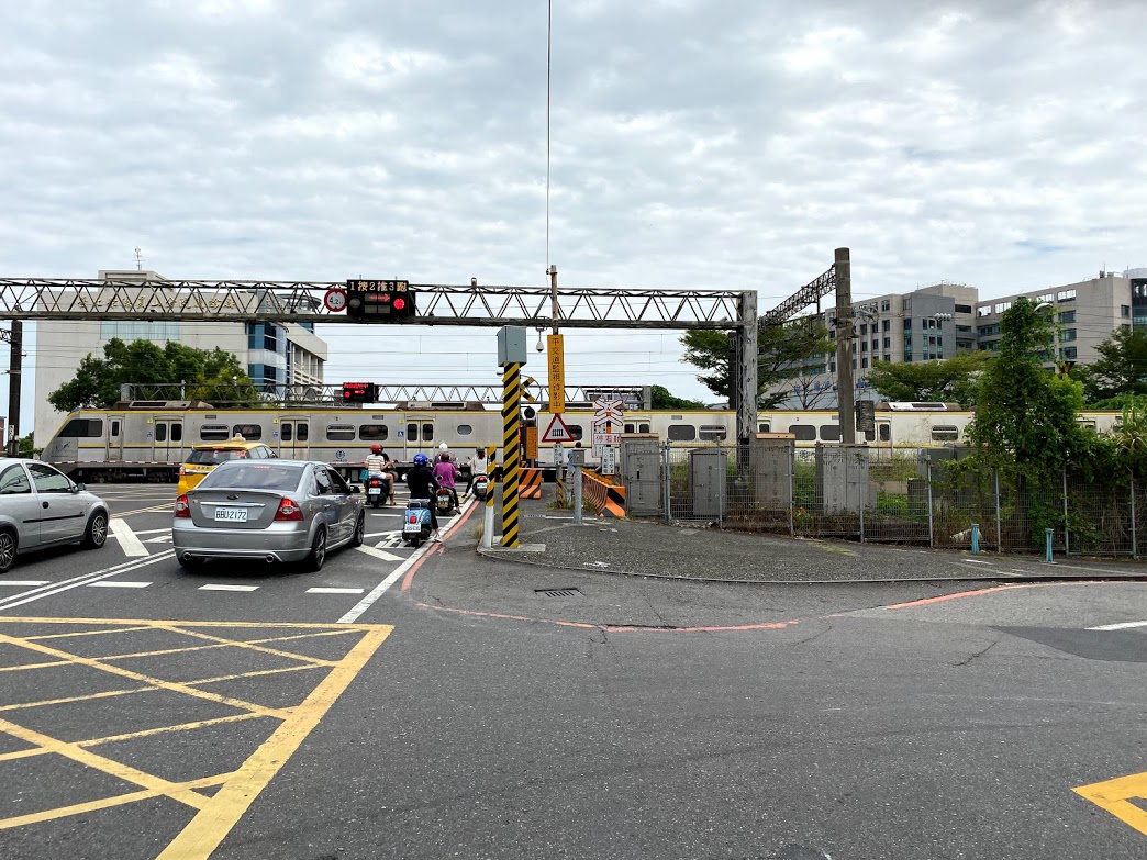 ▲宜蘭市校舍路的平交道緊臨陽明大學附設醫院，火車通過阻隔車輛，造成諸多不便。（圖／記者李清貴攝,2019.10.29)
