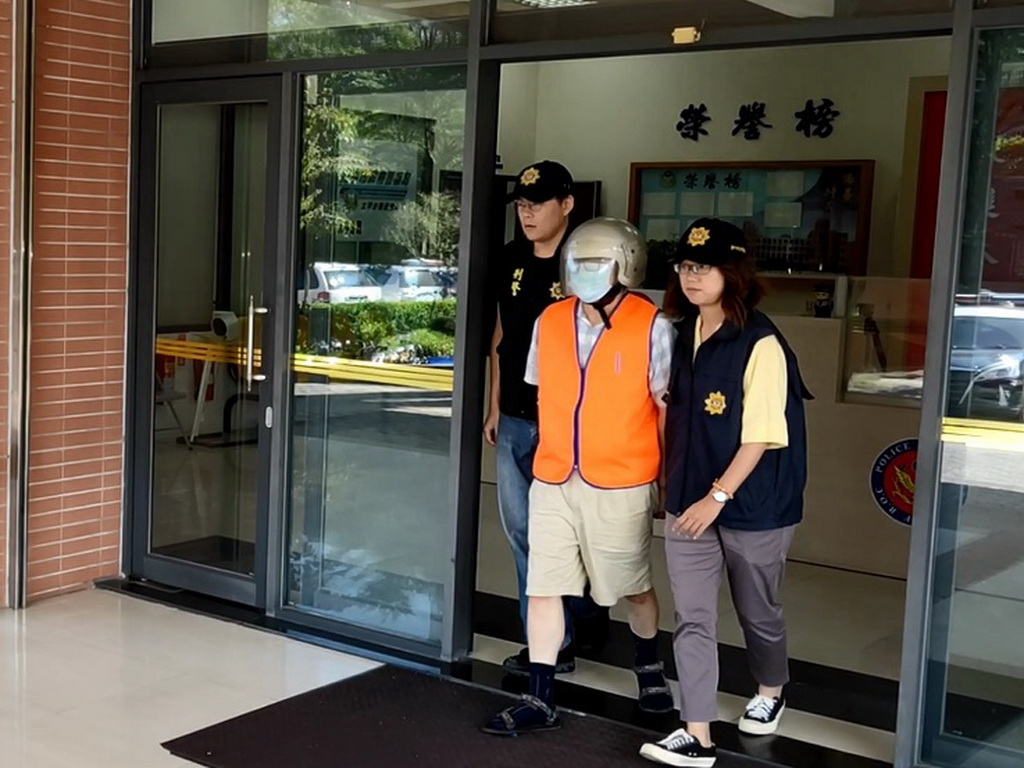 ▲涉嫌毆打姐姐的賴某被移送。(圖／林重鎣攝2019.10.29)