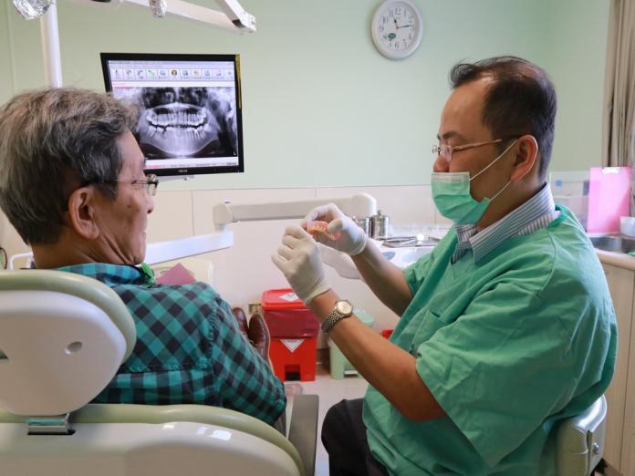 ▲牙醫裝吸附性假牙。 (圖／林重鎣攝2019.10.29)