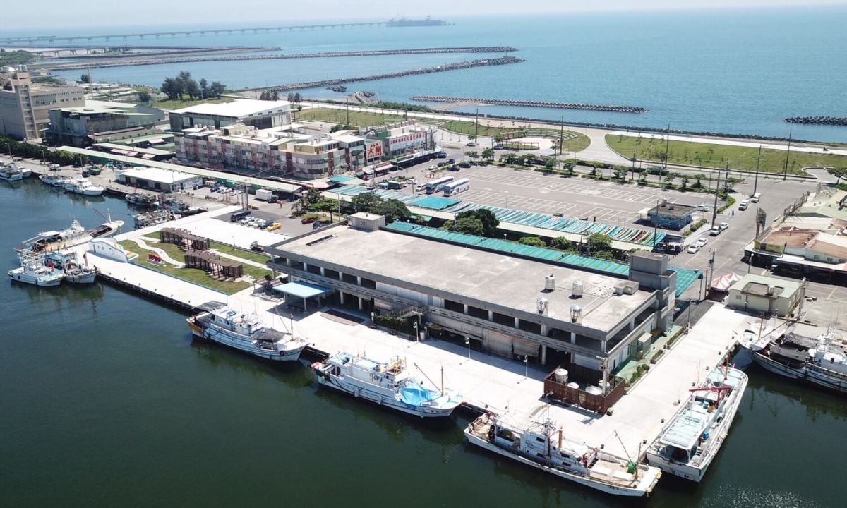 ▲興達港碼頭水岸環境及親水設施營造等工程，獲高雄市土木技師公會城市金質獎之殊榮。(圖／記者黃守作攝，2019.10.29) 