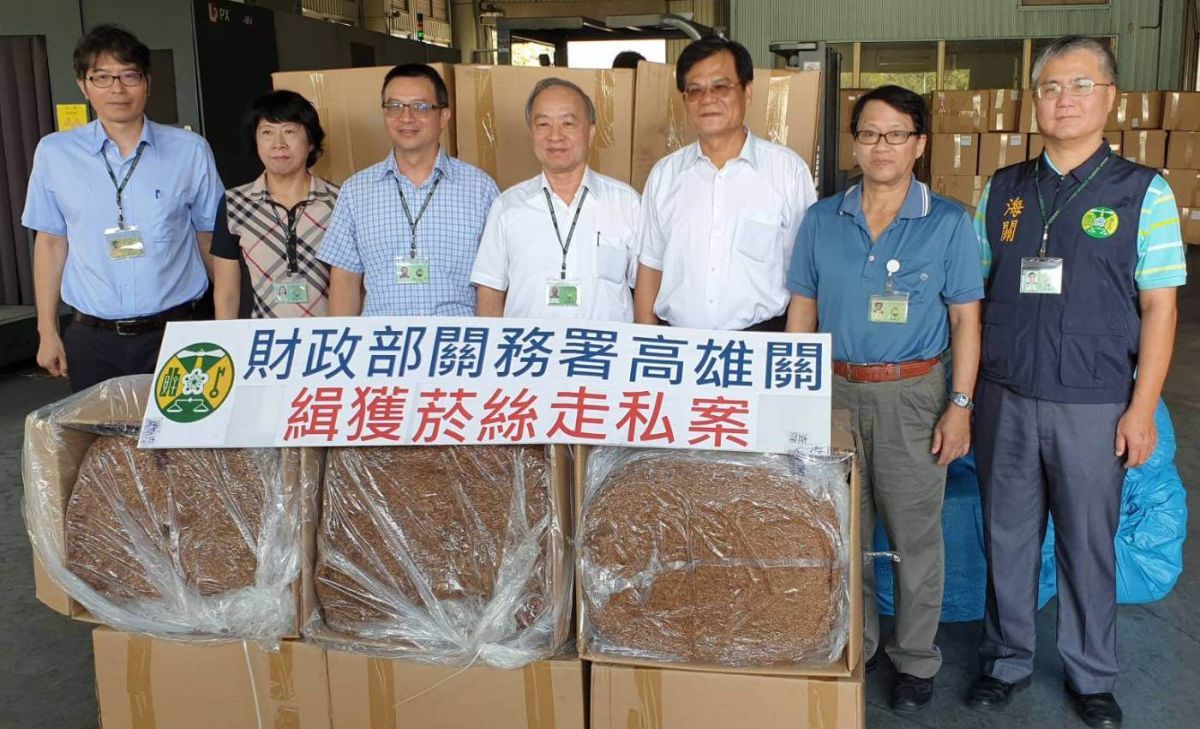 ▲財政部關務署高雄關查獲轉口櫃藏匿未稅菸絲15公噸。(圖／記者黃守作攝，2019.10.29)