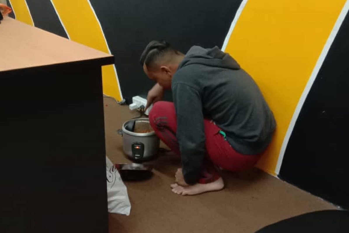 ▲馬來西亞發現一名員工下班躲在角落煮飯，一問之下深受感動。（圖／翻攝自 Azri Walter 臉書）