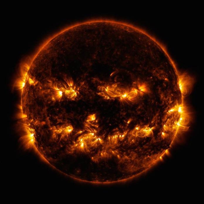 ▲太陽宛如一顆巨大的南瓜燈。（圖／翻攝自 NASA 臉書）