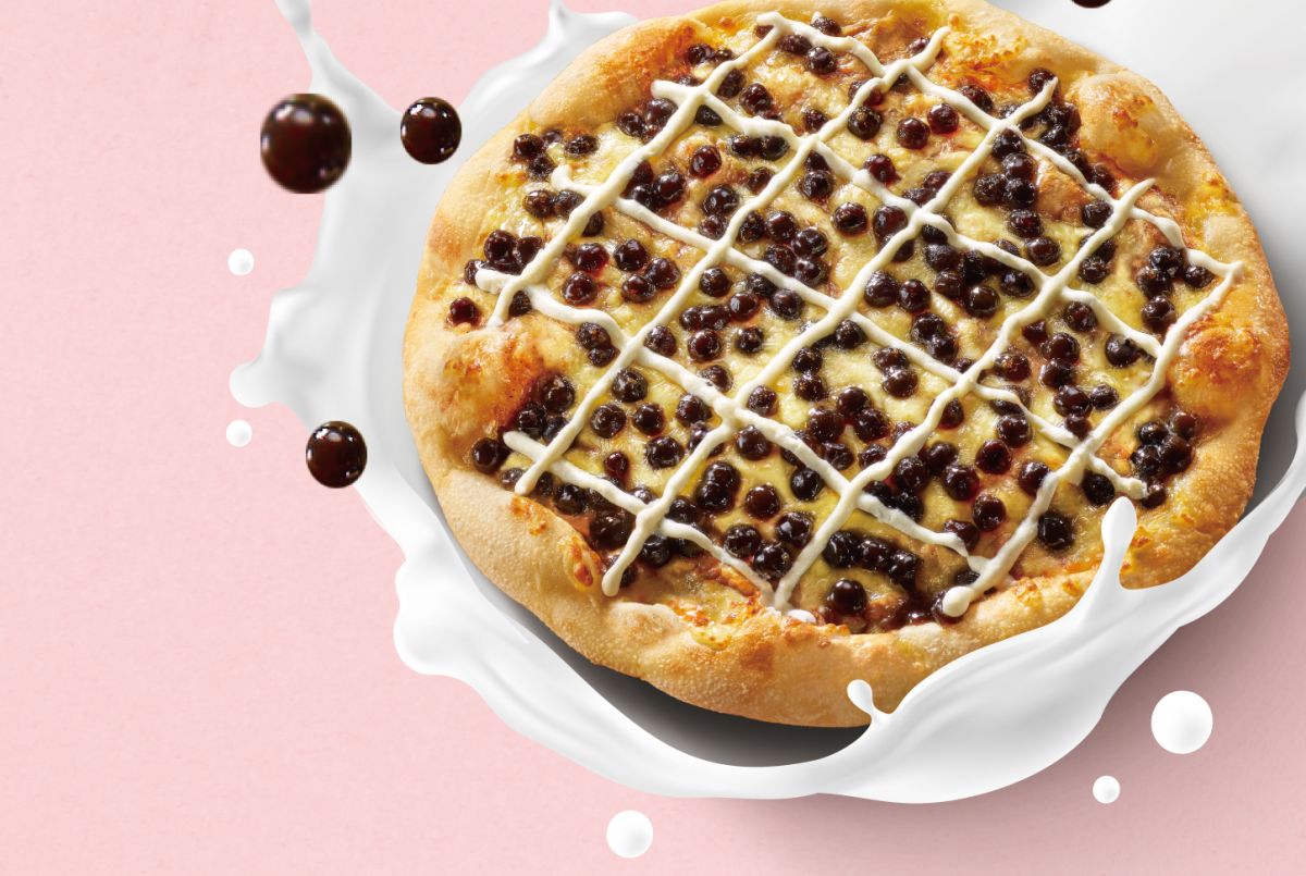 ▲連鎖比薩業者今（29）日宣布，推出限時限量販售的「QQ黑糖珍奶比薩」，11月1日正式上市。（圖／業者提供）