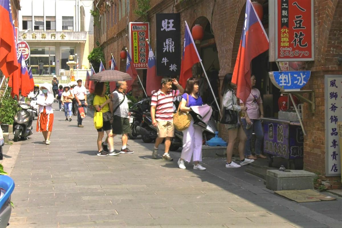 ▲金門「秋冬旅遊補助」加碼送，窖藏三十公升金門高粱酒及iPhone11手機等你抽。（圖／蔡若喬攝, 2019.10.29）