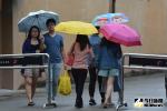 下雨 ▲受到東北風持續影響,今天早晚溫差大,出門記得多帶件夾克。(圖/NOWnews資料圖片)