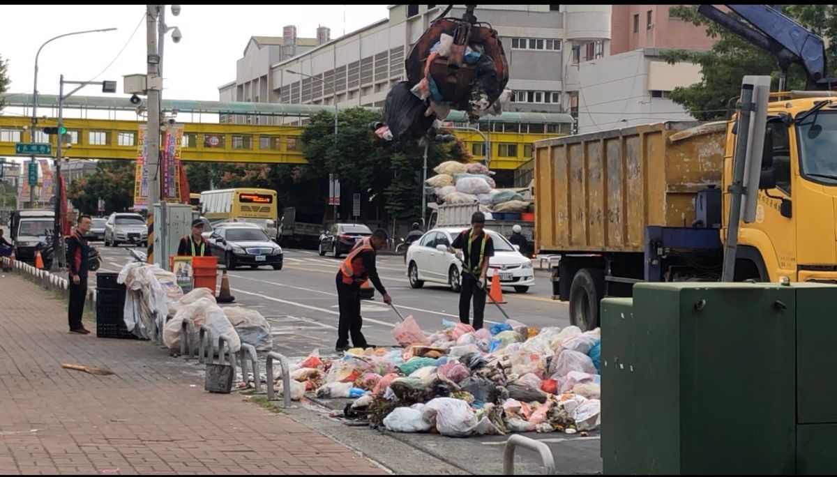 ▲許多上班族沒時間追垃圾車，只好選擇把垃圾丟到捷運站垃圾桶。（示意圖／記者陳雅芳攝，2019.10.29）