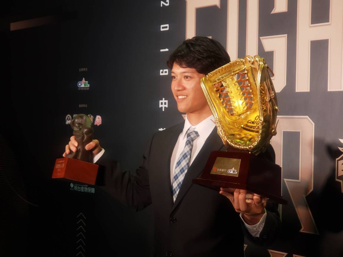 蘇智傑獲得外野最佳九人和金手套。（圖／黃建霖攝）