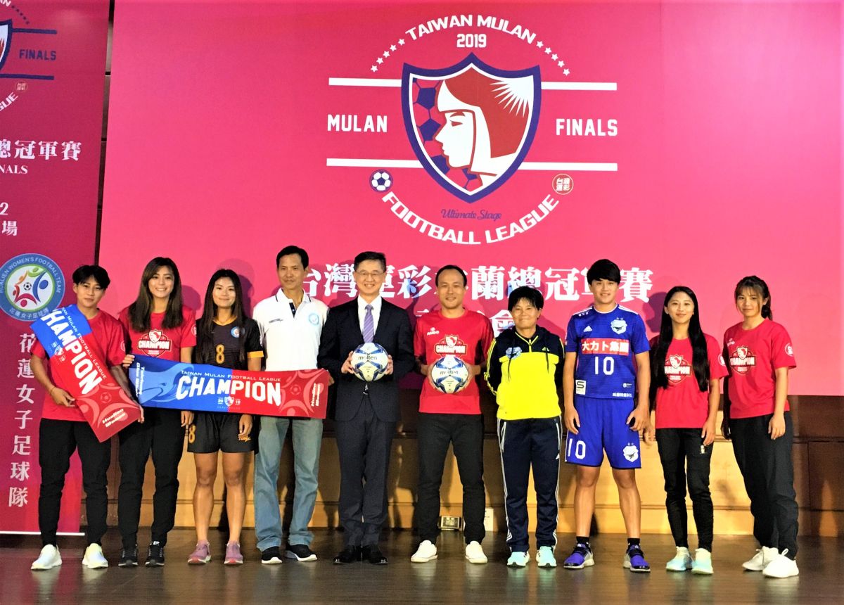 ▲「2019台灣運彩木蘭女足聯賽總冠軍賽」賽前記者會，花蓮中場核心「八萬」王湘惠(左三)、本季金靴獎台中藍鯨李綉琴(右三)。（圖／鍾東穎攝 ,2019.10.29）