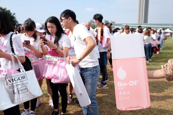 ▲路跑女神雷艾美現身裙襬澎澎RUN  帶你體驗如何全方位使用百洛護膚油。(圖/公關照片)