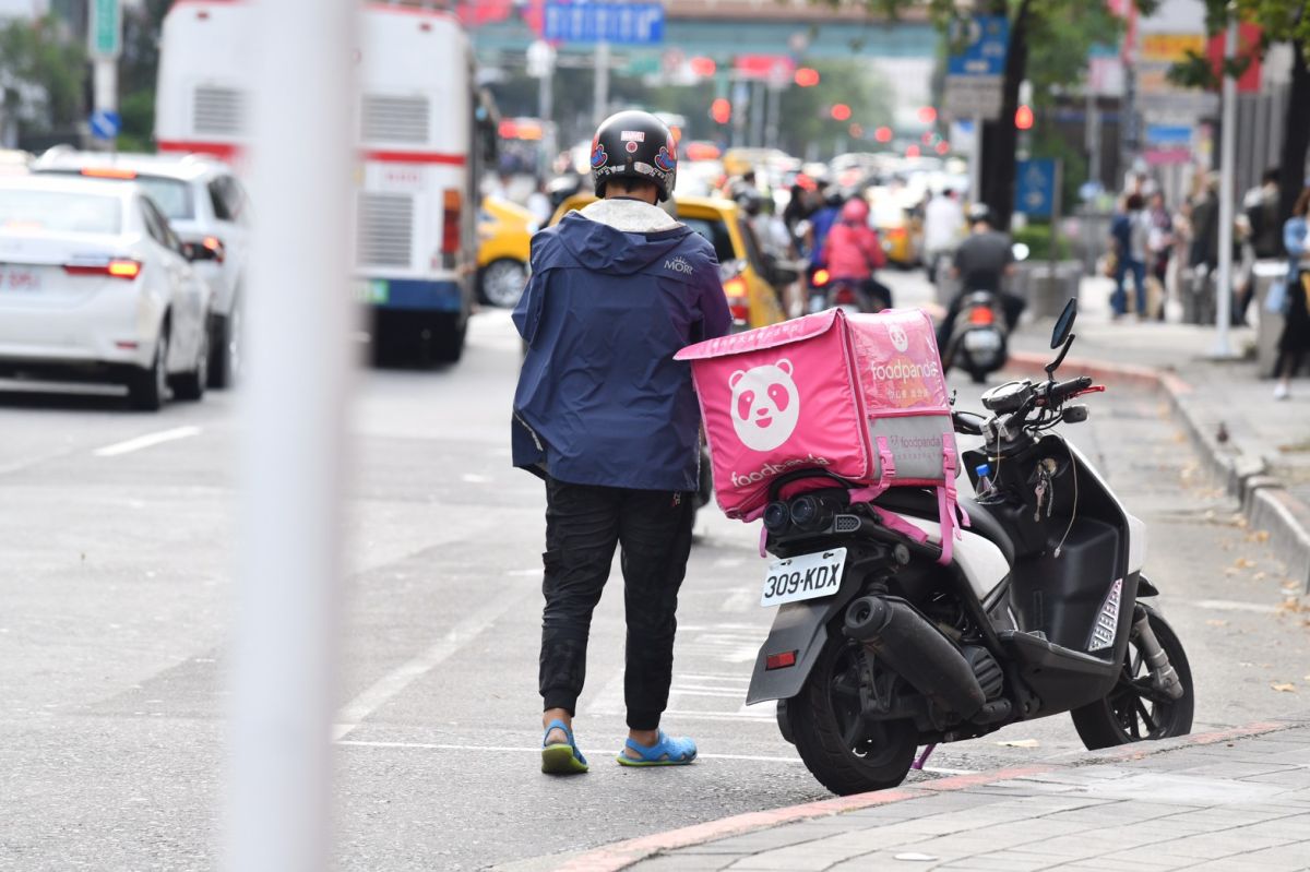 ▲外送平台崛起，路上時不時可以看見外送員的身影。（圖／NOWnews資料照片）