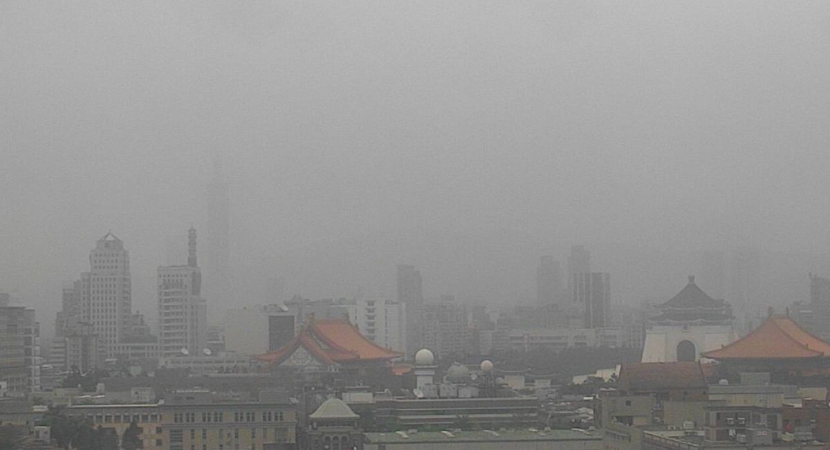 ▲受大陸沙塵暴影響，北部今（30）日空氣品質不佳。圖為環保署大樓今日10時監測影像。（圖／翻攝自空氣品質監測網）