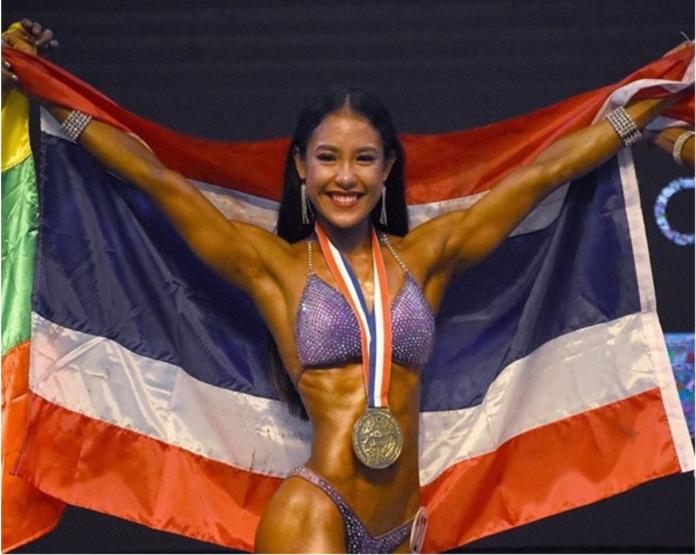 28歲的察達貼代表泰國國家隊參加印尼巴淡島第53屆亞洲健身錦標賽，獲得Model physique金牌。然而體態健美的她，在過去曾是泰國某航空公司的空服員，更曾因職業因素患上抑鬱症。（圖／泰國日報）