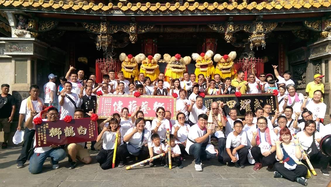 ▲雲林縣政府及北港朝天宮分別以「武藝甲子」、「獅藝薪傳」匾額贈予北港老塗獅，全體團員相當熱烈。（圖／記者蘇榮泉攝，2019.10.30）