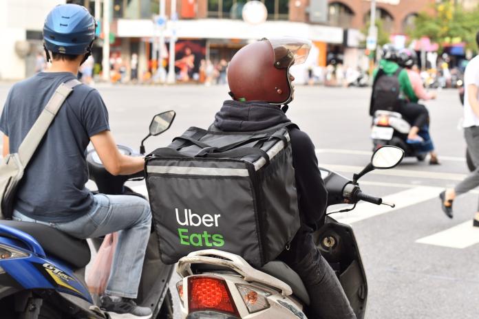 ▲Uber今（30）日宣布，5月30日起，調整Uber One 會員方案非餐點單筆最低金額外送費，服務費折抵也有異動。（示意圖／ NOWnews 資料照）