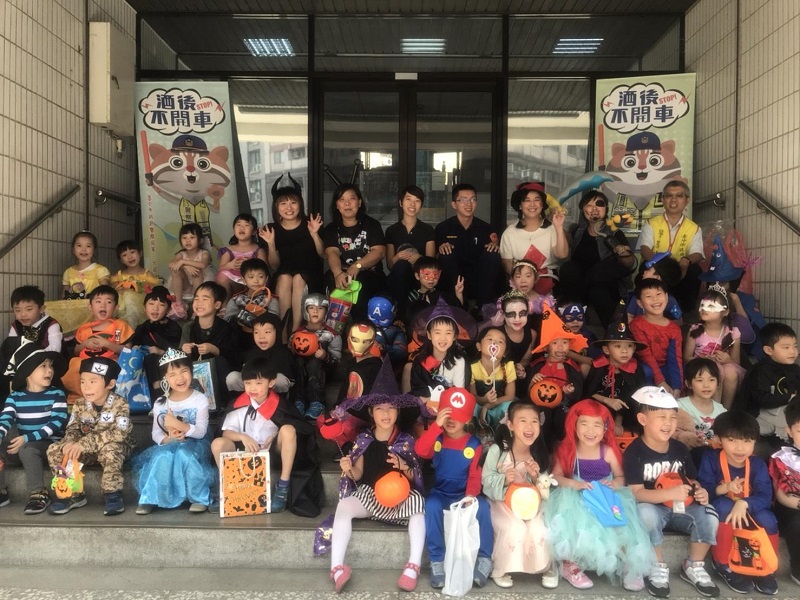 ▲心心幼兒園小朋友打扮成各種鬼靈精怪，勇闖正義派出所（圖／警方提供）