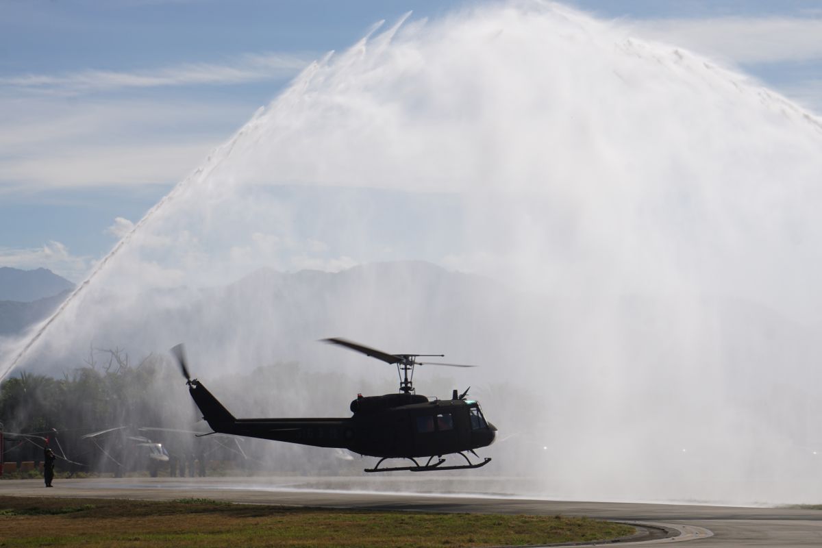 ▲UH-1H直升機過水門，象徵正式從國軍除役（圖／記者呂炯昌攝, 2019.10.30）