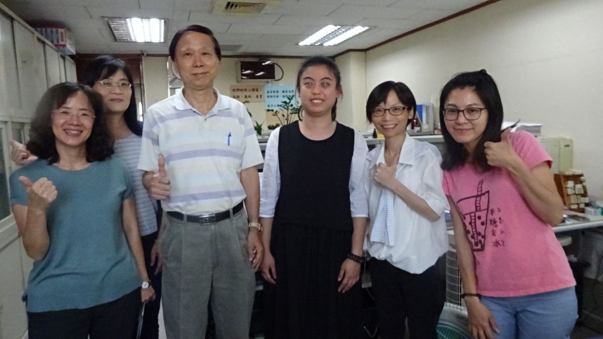 ▲視障女孩(右三)考取公職，台中市勞工局及職場伙伴合力為她打造友善職場，讓她工作得心應手。（圖／金武鳳攝，2019.10.30)