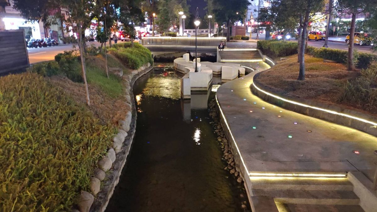 ▲綠川今年10月夜間點燈。 (圖／柳榮俊翻攝2019.10.30)