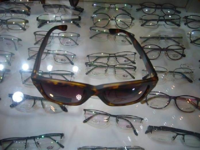 ▲法務部行政執行署宜蘭分署11月5日下午3時舉行「123聯合拍賣」，名牌眼鏡也是拍賣標的之一。（圖／行政執行署宜蘭分署提供)